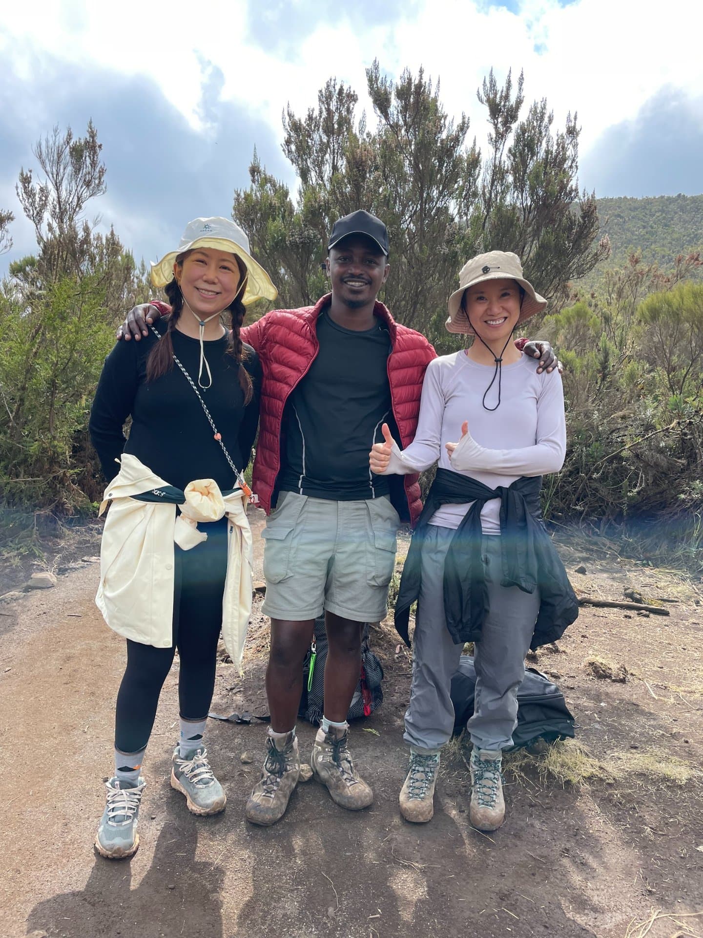 Fondateur de Climb2Kili Adventures debout avec des clients sur le Mont Kilimanjaro