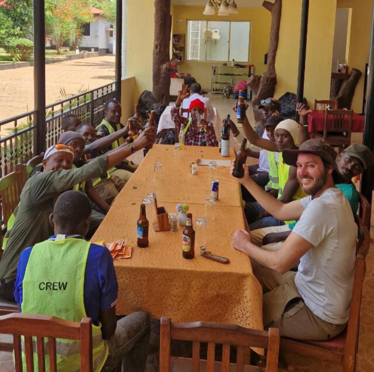 Guides, porteurs, chefs et équipe de soutien se préparant pour une expédition Kilimandjaro à Moshi